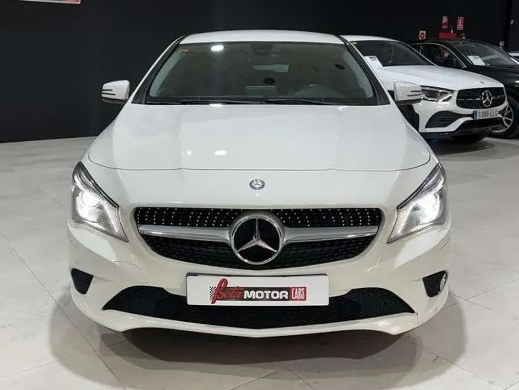 Usado Mercedes CLA200 Shooting Brake Urban 136 CV (100 kW) 2016 Blanco Familiar