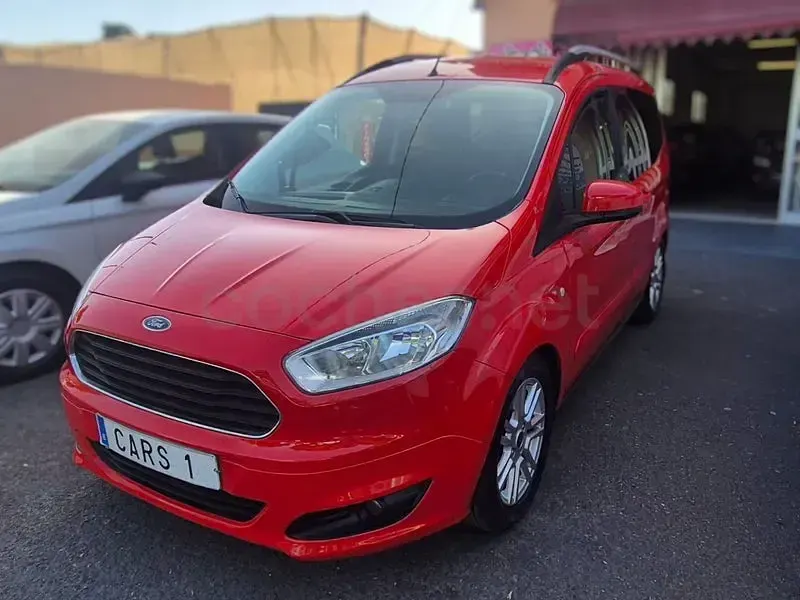 Usado Ford Tourneo Courier Ambiente 100 CV (73 kW) 2017 Rojo Monovolumen