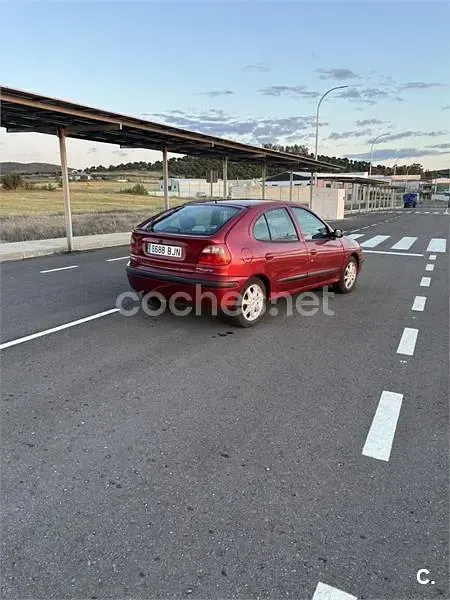 Usado Renault Mégane Expression 80 CV (58 kW) 2001 Rojo Berlina