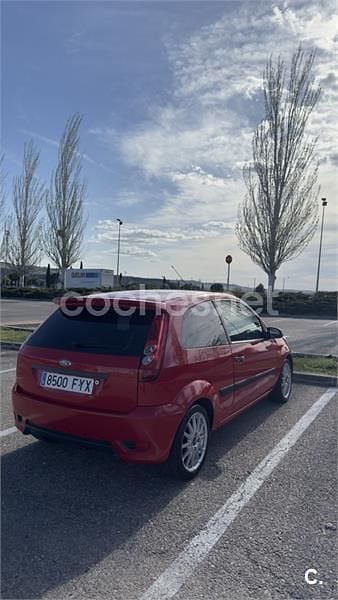 Usado Ford Fiesta Sport 100 CV (73 kW) 2007 Rojo Utilitario