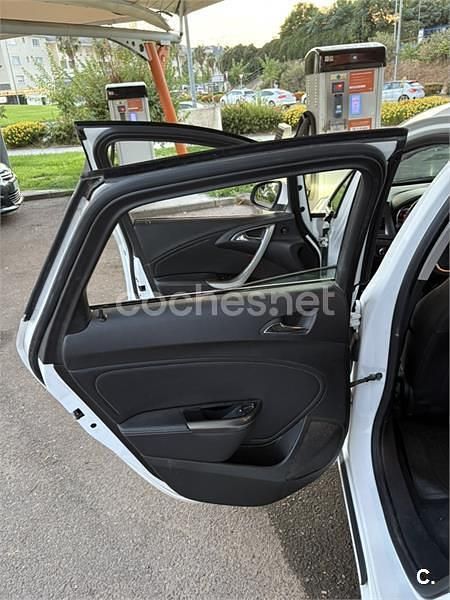Używany Opel Astra Selective 110 KM (80 kW) 2011 Biały Sedan/Limuzyna