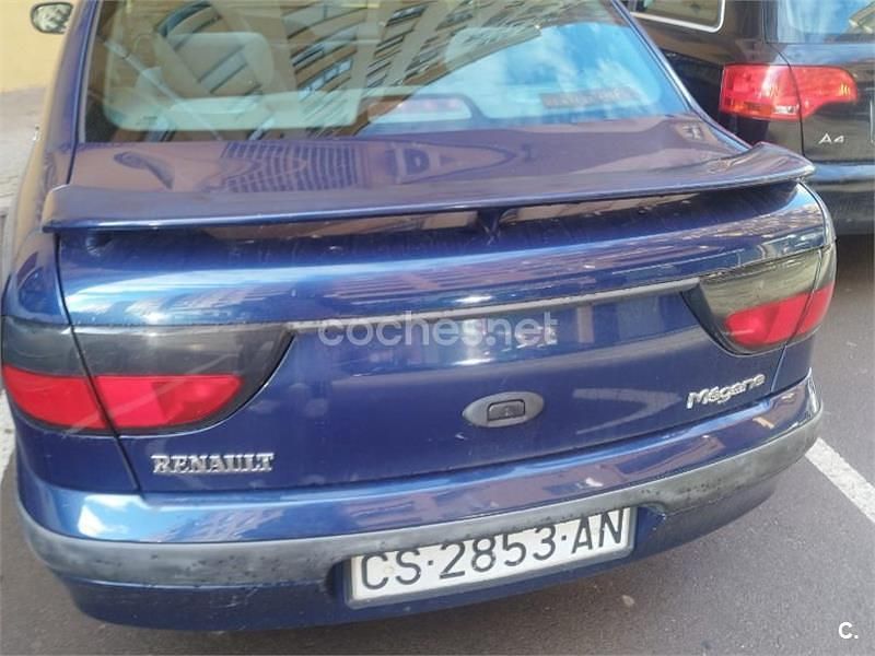 Usado Renault Mégane Expression 65 CV (47 kW) 1999 Azul Berlina
