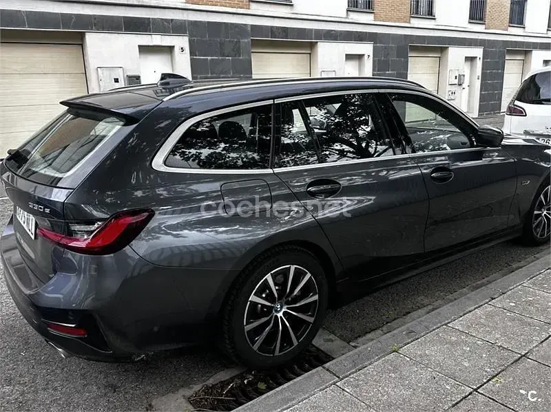 Usado BMW 330e Sport Line 292 CV (214 kW) 2022 Gris / plata Familiar