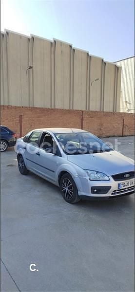 Usado Ford Focus Trend 100 CV (73 kW) 2005 Gris / plata Berlina
