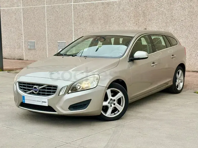 Usado Volvo V60 Momentum 163 CV (119 kW) 2012 Beige Familiar