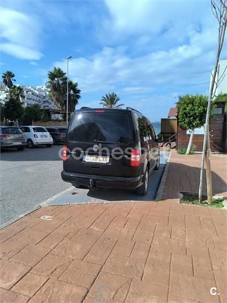 Usado VW Caddy Comfortline 102 CV (75 kW) 2011 Negro Monovolumen