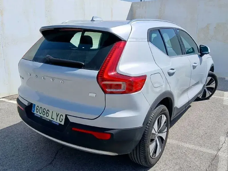 Usado Volvo XC40 Core 211 CV (155 kW) 2022 Gris / plata SUV