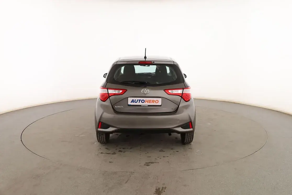 Usado Toyota Yaris Active 111 CV (81 kW) 2019 Gris Berlina