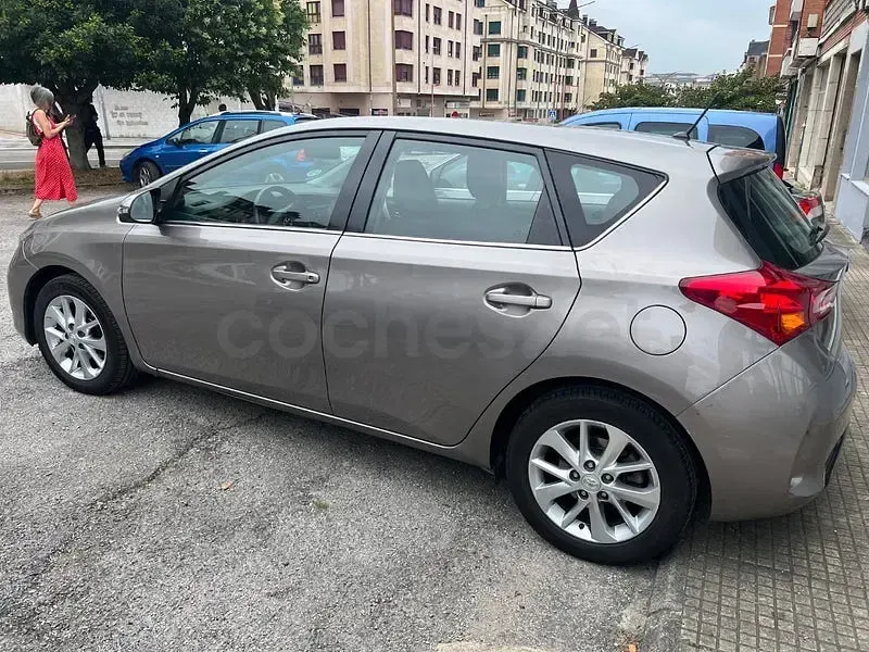 Usado Toyota Auris Business Edition 132 CV (97 kW) 2014 Beige Berlina