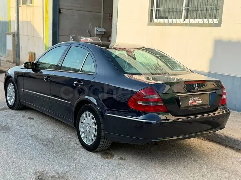 Usado Mercedes E270 Elegance 177 CV (130 kW) 2003 Negro Berlina
