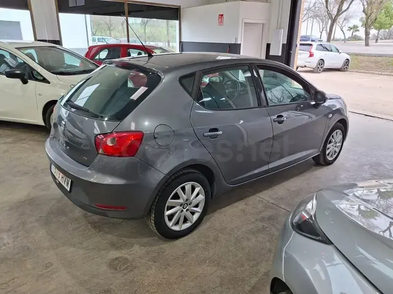 Usado Seat Ibiza Style 105 CV (77 kW) 2014 Gris / plata Berlina