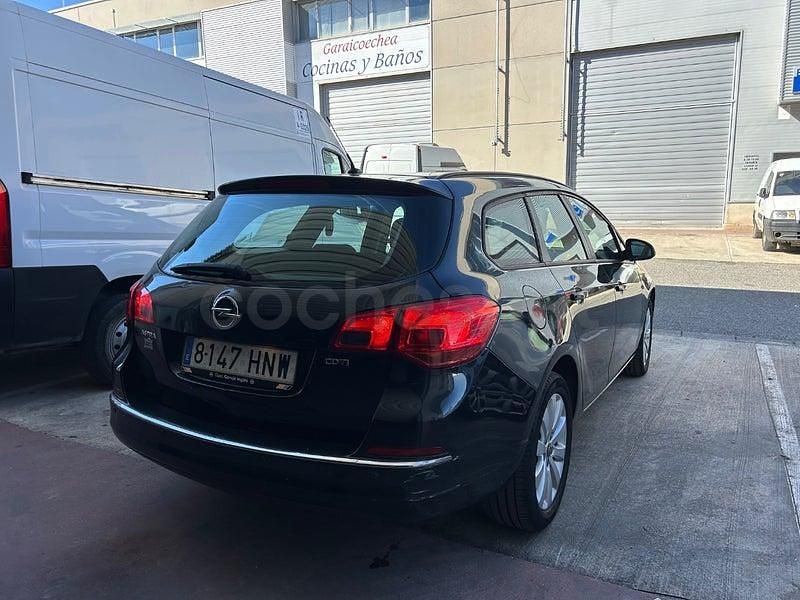 Usado Opel Astra Selective 110 CV (80 kW) 2013 Negro Familiar