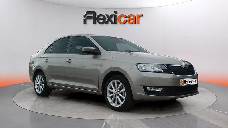 Usado Skoda Rapid Active 110 CV (80 kW) 2018 Gris Berlina