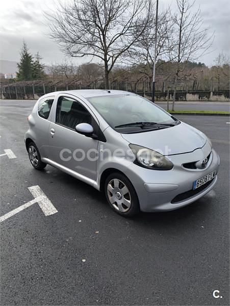 Usado Toyota Aygo 54 CV (39 kW) 2007 Gris / plata Utilitario
