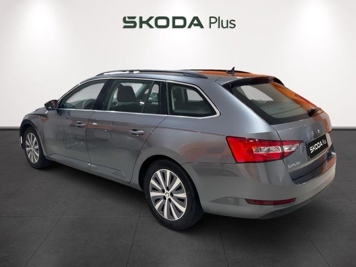 Gris Usado 2022 Skoda Superb Style Familiar | 30.200 € (Caro) - Imagen 1/4