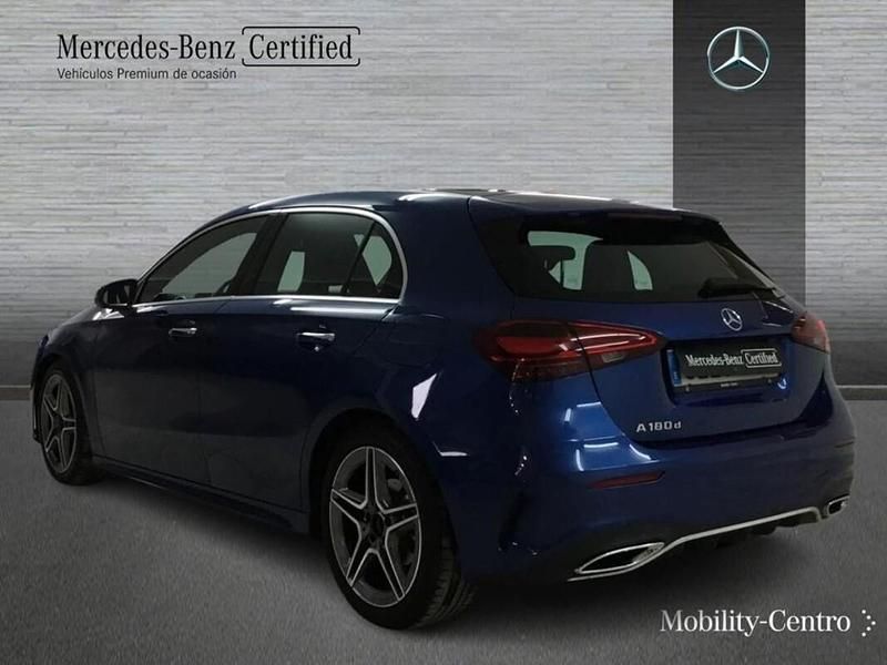 Usado Mercedes A180 AMG line 116 CV (85 kW) 2024 Azul espectra Utilitario