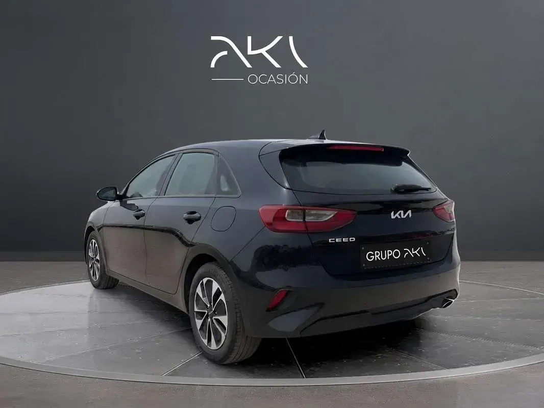 Usado Kia Ceed 101 CV (74 kW) 2025 Negro Utilitario