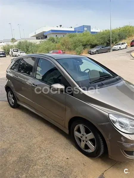 Usado Mercedes B200 140 CV (102 kW) 2007 Gris / plata Monovolumen