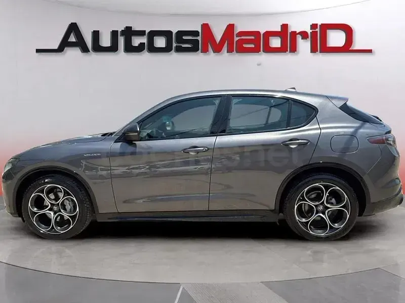 Usado Alfa Romeo Stelvio Veloce 210 CV (154 kW) 2023 Gris / plata SUV