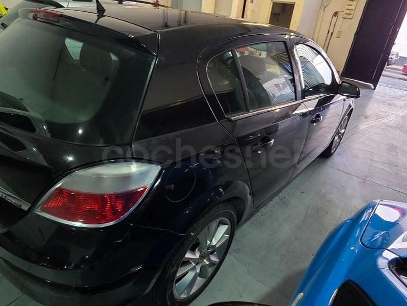 Usado Opel Astra Cosmo 100 CV (73 kW) 2005 Negro Berlina