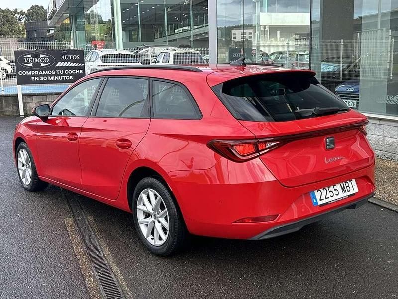Usado Seat Leon ST Style 116 CV (85 kW) 2022 Rojo Familiar