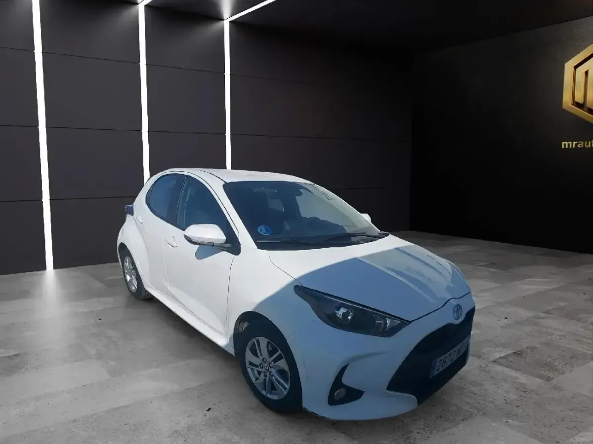 Usado Toyota Yaris Hybrid Business Edition 115 CV (84 kW) 2024 Blanco