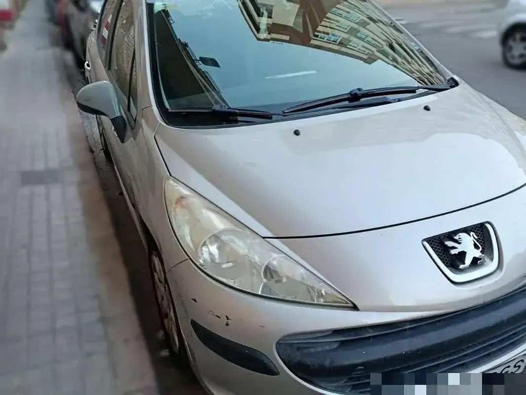 Usado Peugeot 207 73 CV (53 kW) 2008 Gris Berlina