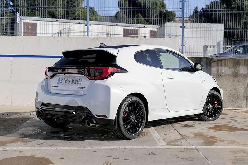 Usado Toyota Yaris 283 CV (208 kW) 2024 Blanco Utilitario