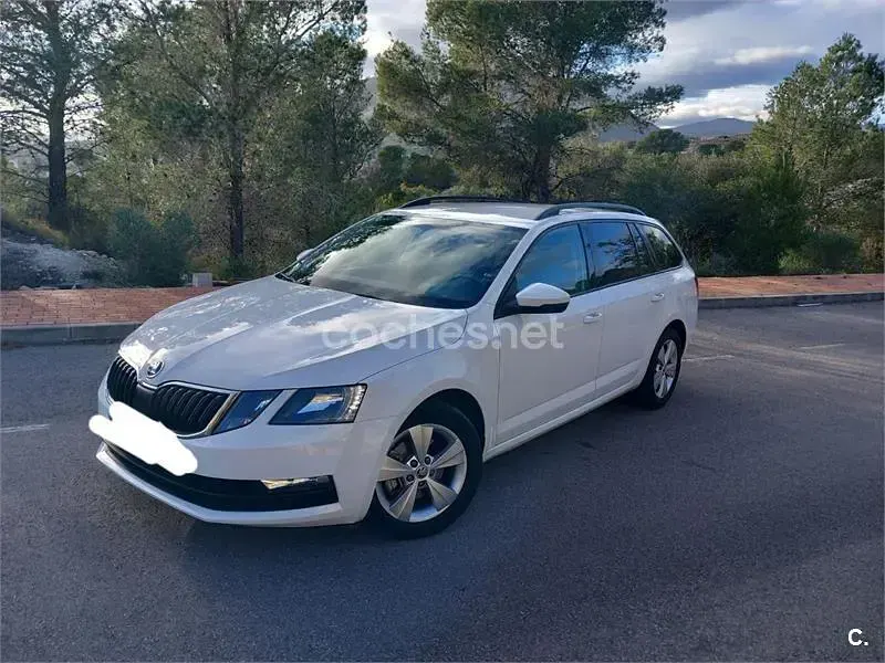 Usado Skoda Octavia Style 150 CV (110 kW) 2019 Blanco Familiar