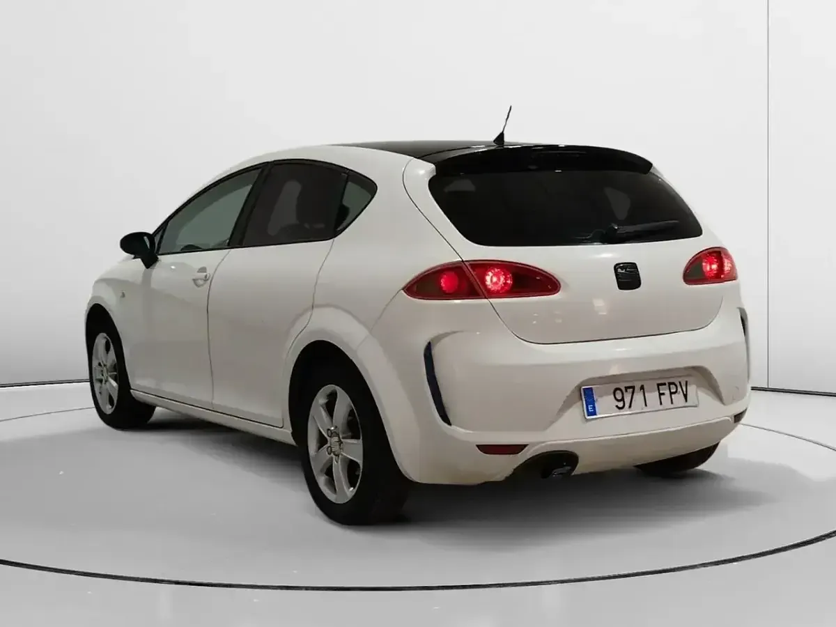Używany Seat Leon Sport 103 KM (75 kW) 2007 Biały Sedan/Limuzyna