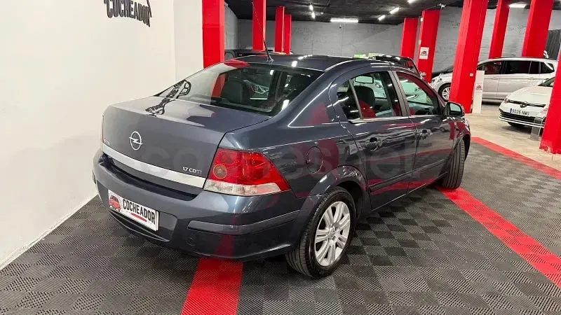 Usado Opel Astra Edition 100 CV (73 kW) 2009 Gris / plata Berlina
