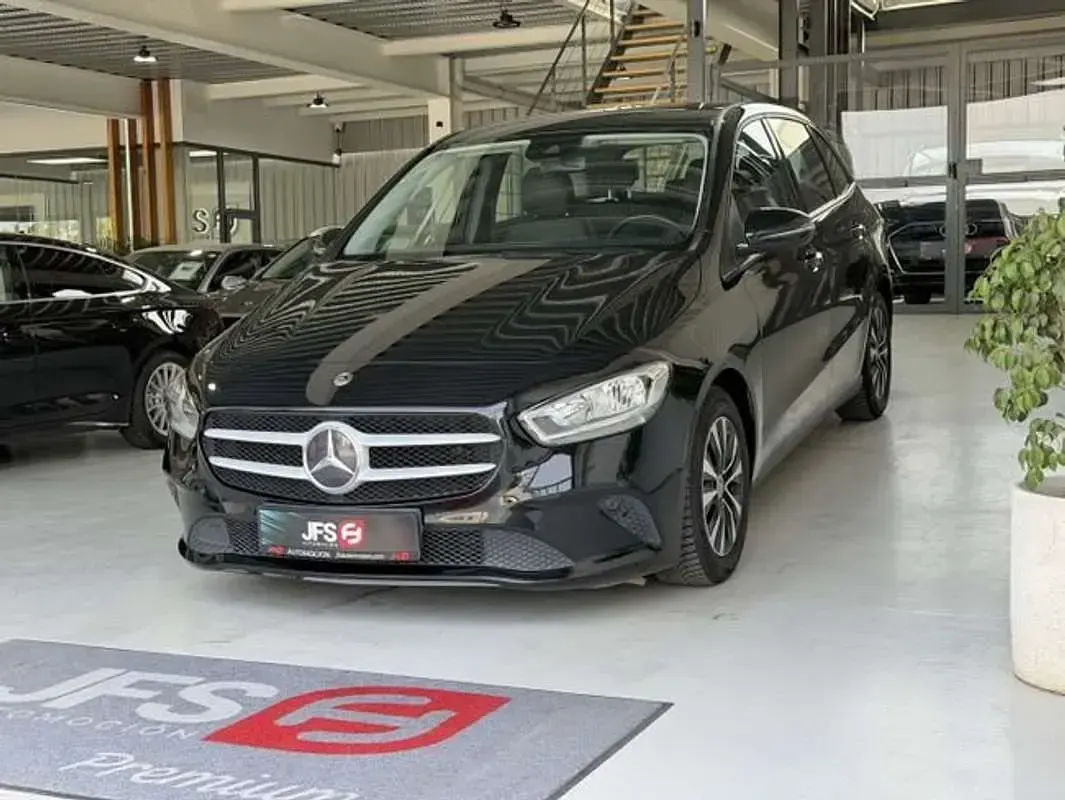 Usado Mercedes B180 116 CV (85 kW) 2020 Negro Utilitario