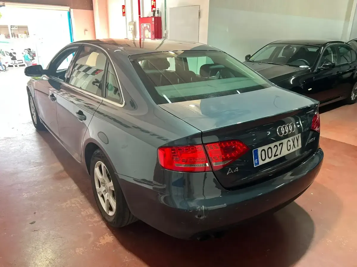 Usado Audi A4 180 CV (132 kW) 2010 Gris Berlina