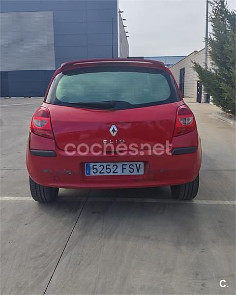 Usado Renault Clio II Dynamique 105 CV (77 kW) 2007 Rojo Berlina