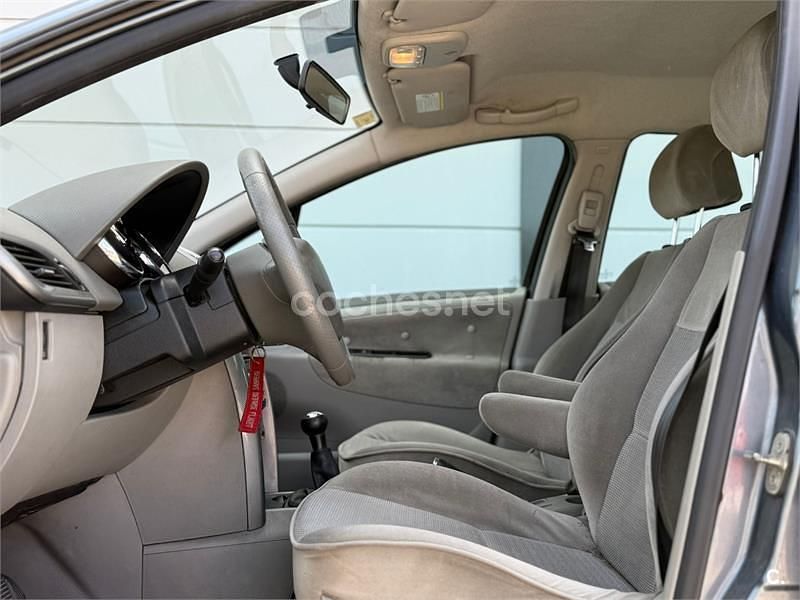 Gris / plata Usado 2006 Peugeot 207 Berlina | 3499 € (Buen precio) - Imagen 1/4