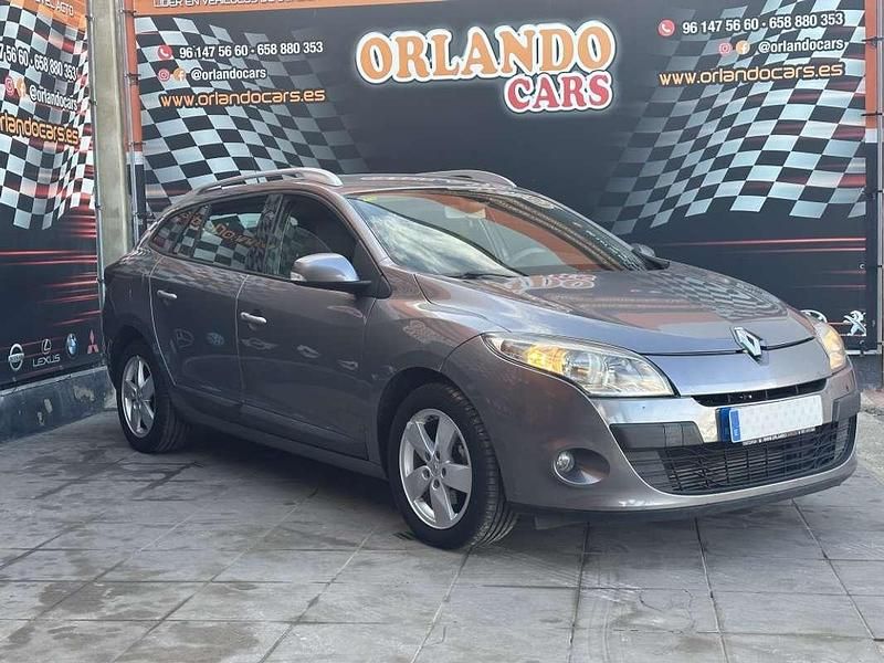 Usado Renault Mégane GrandTour Dynamique 106 CV (77 kW) 2009 Gris / plata Familiar