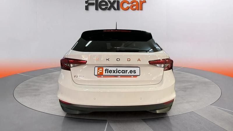 Usado Skoda Fabia Selection 95 CV (69 kW) 2024 Blanco Utilitario