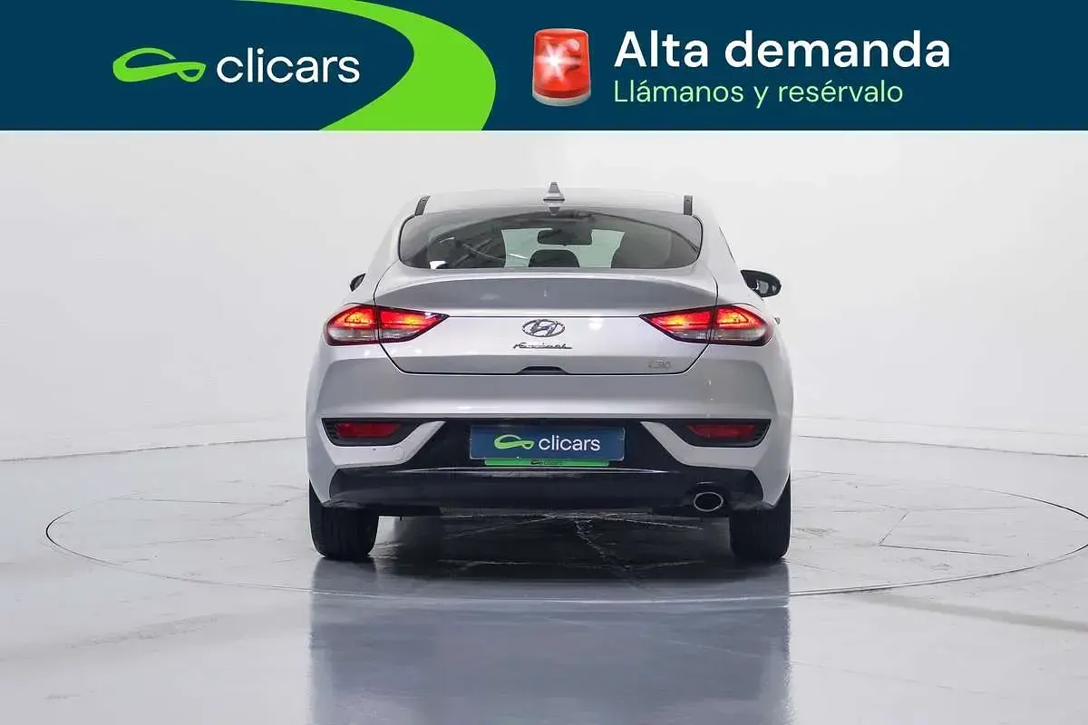 Usado Hyundai i30 120 CV (88 kW) 2018 Plateado Utilitario
