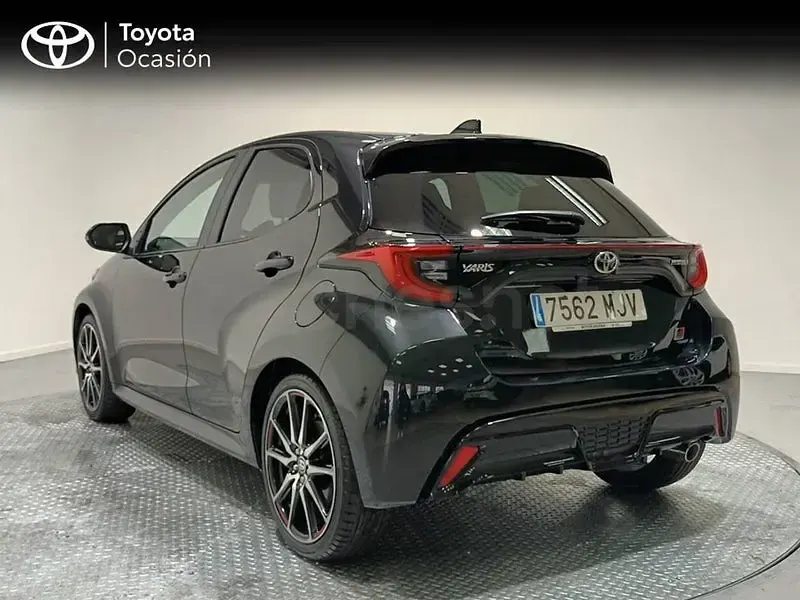 Käytetty Toyota Yaris Hybrid Sport 116 HP (85 kW) 2023 Musta Sedan