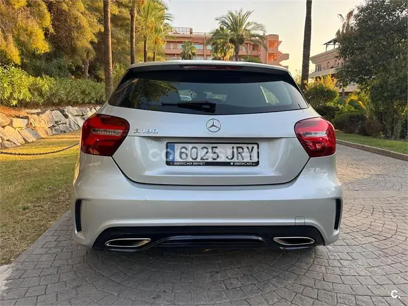 Usado Mercedes A180 AMG line 122 CV (89 kW) 2016 Gris / plata Utilitario