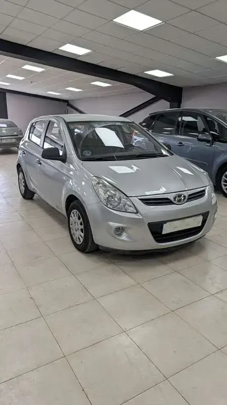 Usado Hyundai i20 Comfort 77 CV (56 kW) 2011 Gris Utilitario