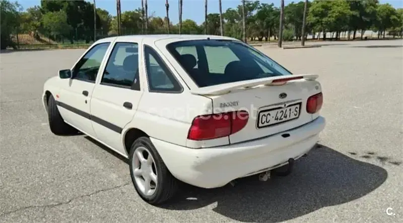 Usado Ford Escort Ghia 90 CV (66 kW) 1997 Blanco Berlina