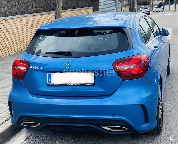Käytetty Mercedes A180 Urban 109 HP (80 kW) 2016 Sininen Sedan