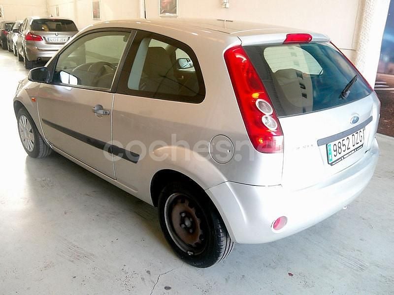 Usado Ford Fiesta Trend 80 CV (58 kW) 2006 Gris / plata Utilitario