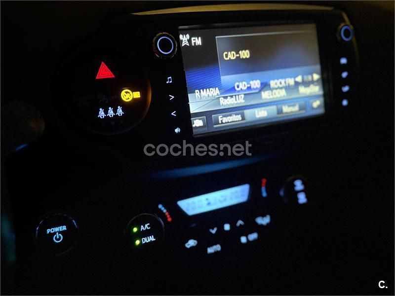 Usado Toyota Yaris Hybrid Active 100 CV (73 kW) 2015 Blanco Berlina