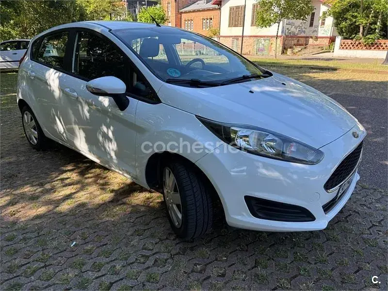 Usado Ford Fiesta Trend 75 CV (55 kW) 2016 Blanco Utilitario