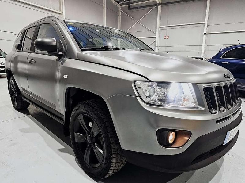 Usado Jeep Compass Sport 136 CV (100 kW) 2012 Gris / plata SUV
