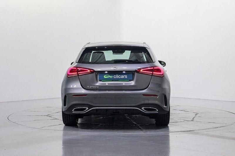 Usado Mercedes A250 218 CV (160 kW) 2021 Gris / plata Berlina
