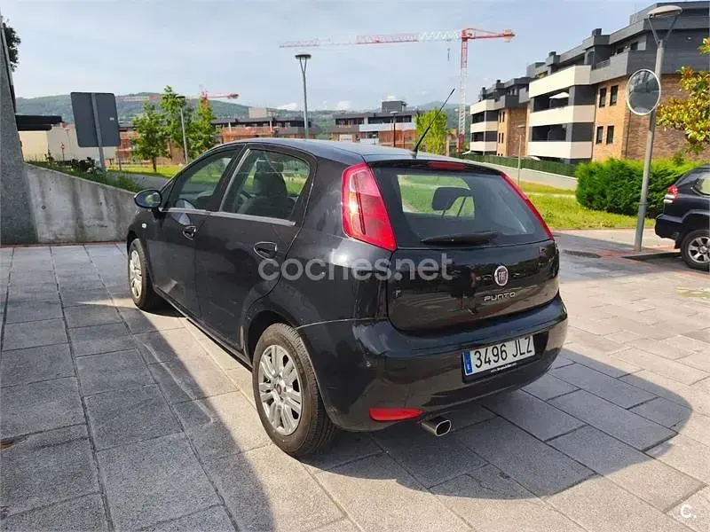 Usado Fiat Punto Easy 69 CV (50 kW) 2016 Negro Utilitario
