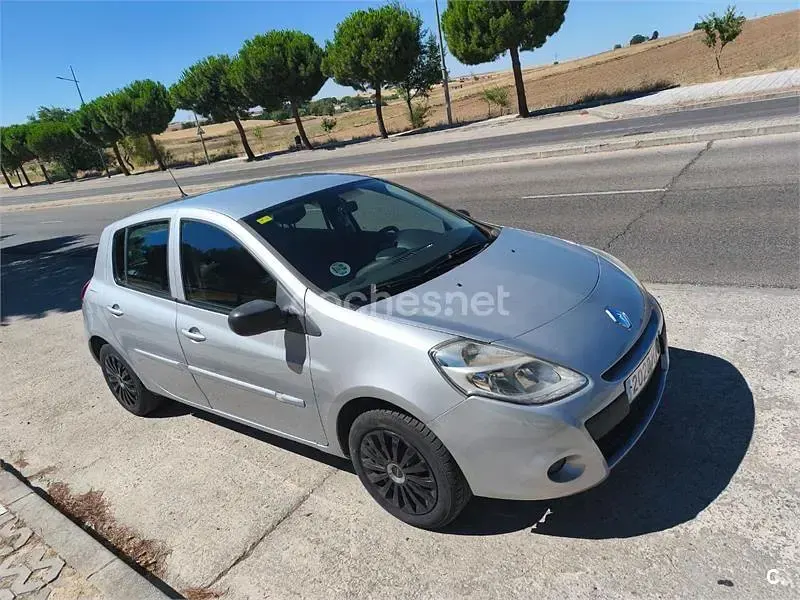 Usado Renault Clio III Collection 75 CV (55 kW) 2014 Gris / plata Berlina